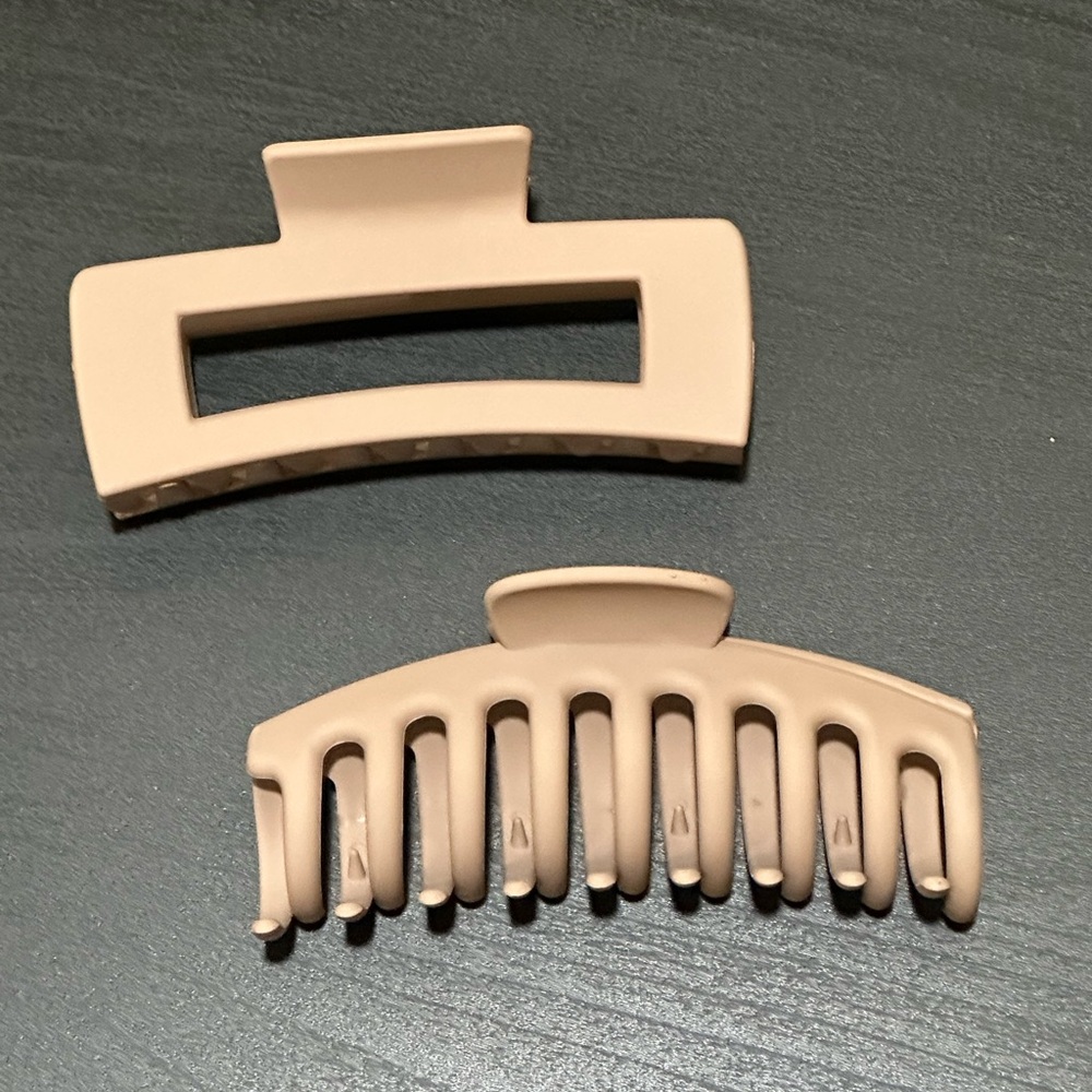 Set of two beige claw clips